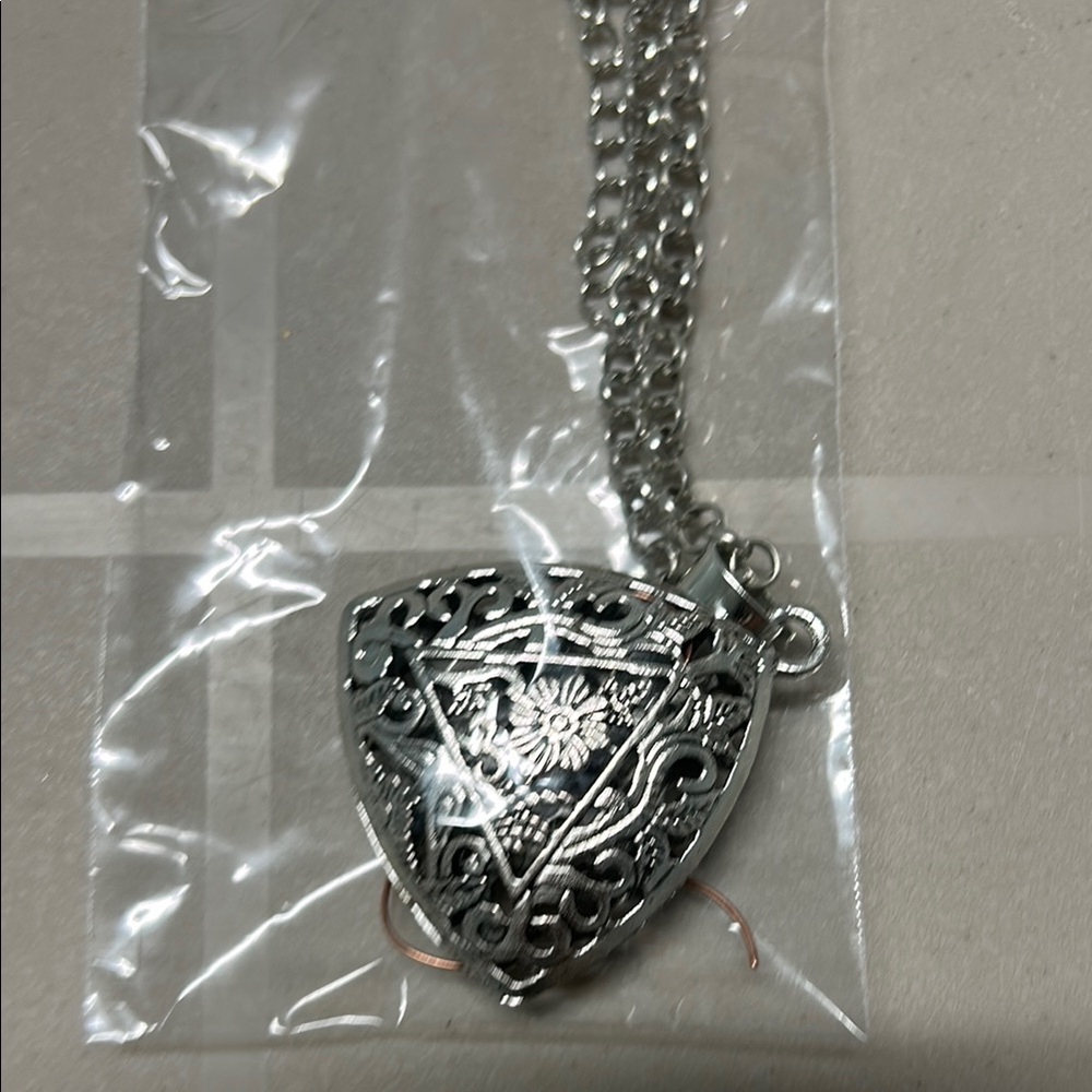 New Elegant Silver tone Filigree Necklace